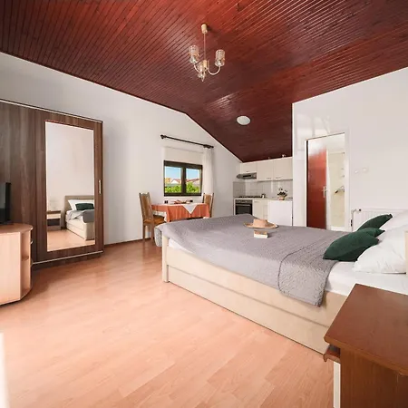 Apartman And Mrkovic Lokacija I Parking Vodice