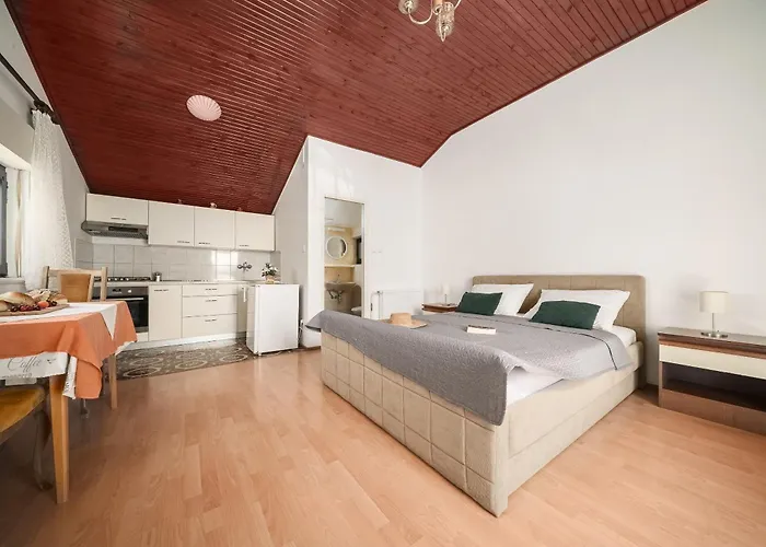 And Mrkovic- Steps To Beach&center Apartman