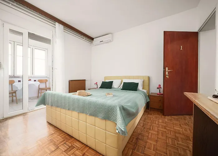 And Mrkovic- Steps To Beach&center Apartman